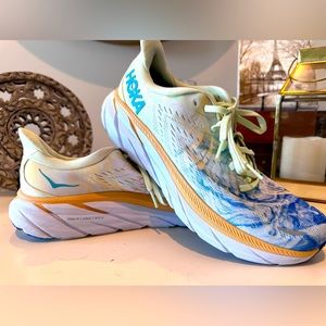 Women’s HOKA Clifton 8 Size 9.5